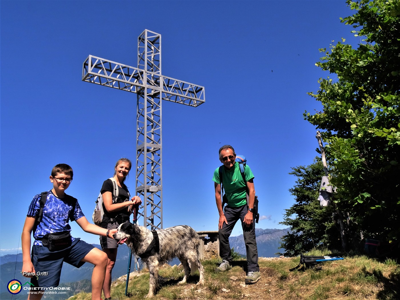 01 Alla croce di vetta del Monte Suchello (1541 m).JPG